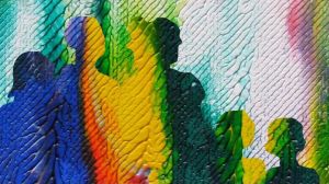 Värikkäitä ihmishahmojen figuureja, digitaalisen kuvan viimeistelyjälki maalia jäljittelevä.