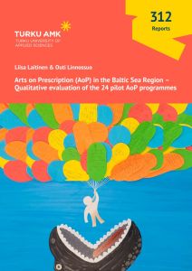 Arts on Presription -hankkeen loppuraportin kansikuva Turun AMK:n logolla. Raportin järjestysnumero 312 ylänurkassa keltaisella pohjalla. Kuvan alareunassa kuva jossa ihmishahmo lentää värikkäiden ilmapallojen avulla, Hahmo vaarassa tulla alapuolelta hirviön syömäksi, joka tavoittelee hahmoa sen alta suu auki.