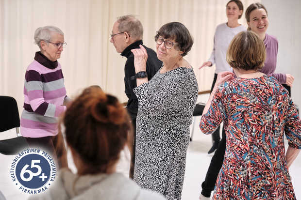 Vanhuksia tanssimassa päivätansseissa.