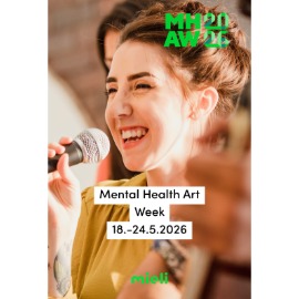 Henkilö puhumassa hymyillen mikrofoniin, kuvassa teksti Mental Health Art Week 18.-24.5.2026'.