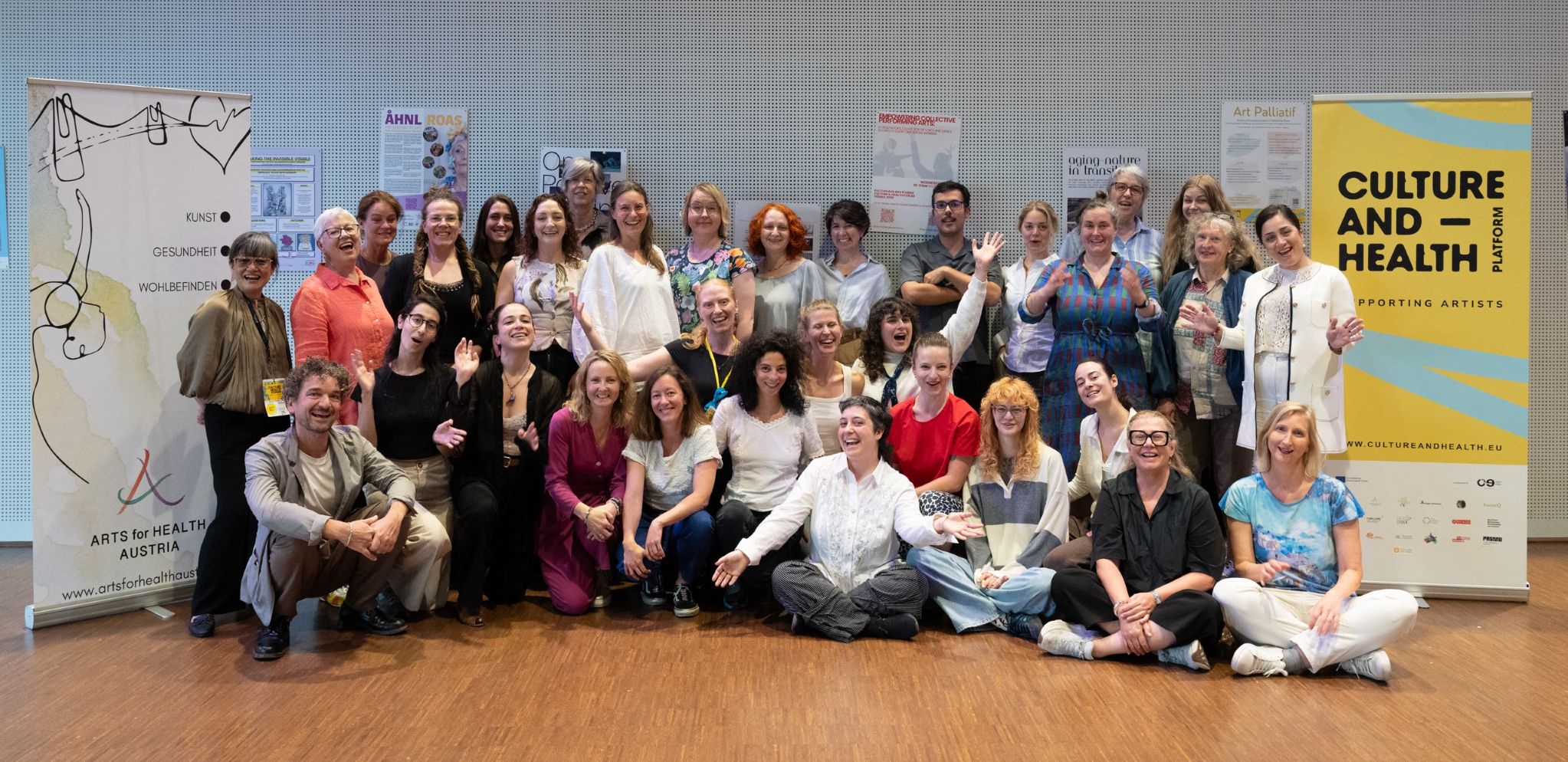 Culture and Health Platform -hankkeen kumppanuuskonsortio. Iloisia ihmisiä ryhmäkuvassa.