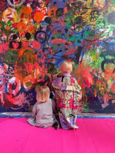 Lapset maalamassa yhteisötaideteosta Suttu-näyttelyssä syksyllä 2022/Kulttuurikeskus PiiPoo