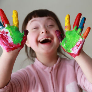 Lapsen maaleilla väritetyt kädet.